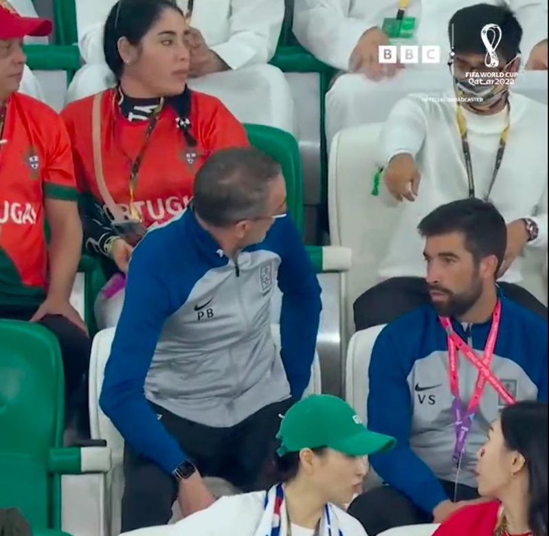 南韓總教練班托因紅牌停賽，在觀眾席上觀戰，被後排球迷要求坐好。(影片截圖)