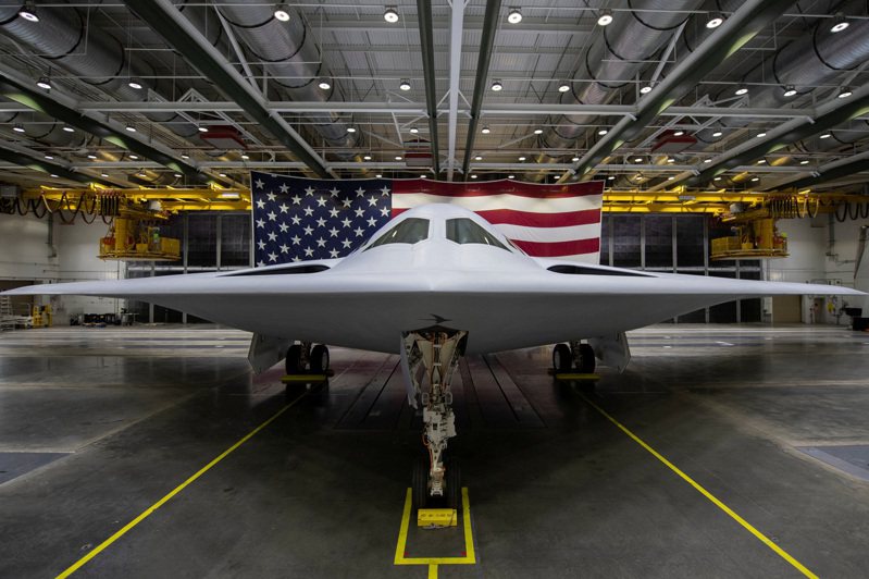 甫公开亮相的美国最新型匿踪轰炸机B-21。（路透）