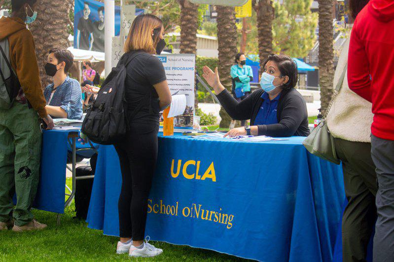 UCLA招生人員在SMC校園舉辦大學博覽會。（SMC提供）