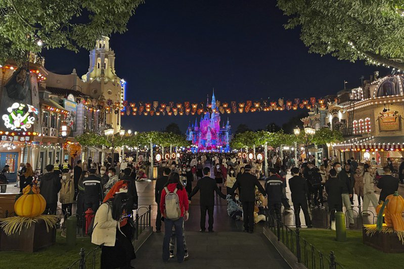 上海迪士尼8日才重新开园，不料16日晚间突然发布声明表示降载开放。（美联社）