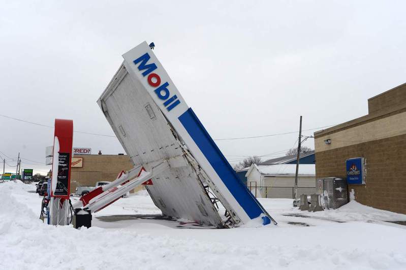 一生难遇的大风雪，造成严重伤亡。位于纽约上州伊利郡的一家加油站屋顶承受不住沉重积...