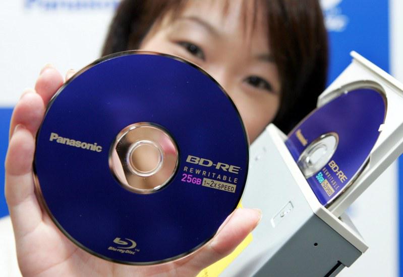 Panasonic宣布，2月起將停產燒錄用藍光光碟片，因為需求持續下滑。（路透）
