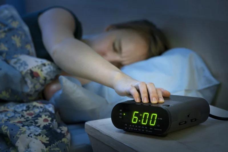 專家指出，用貪睡鬧鐘可能反而會讓人整個早上都昏昏沉沉。示意圖，非當事人。（圖片來源／ingimage）