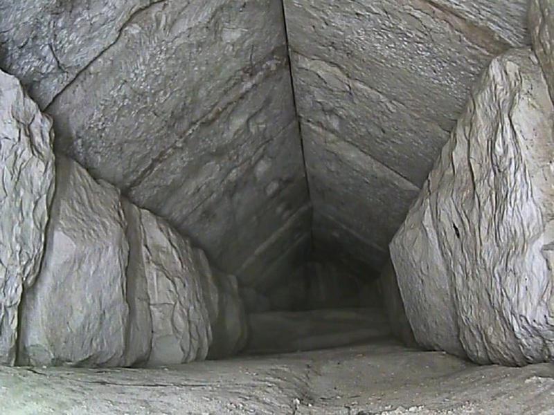 埃及古文物部門官員2日公布吉薩大金字塔主入口上方隱藏通道的內窺鏡拍攝影像，粗鑿石...