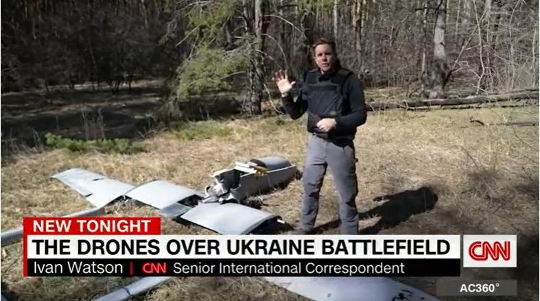 CNN記者站在被烏軍擊落的中國製無人機旁。(擷自CNN畫面)