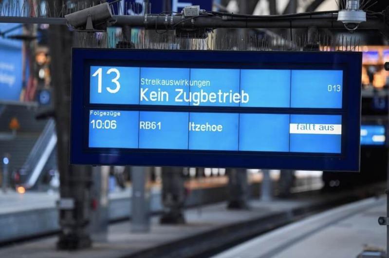 德国主要火车站27日的电子萤幕上。 显示罢工导致火车停驶。 （路透）