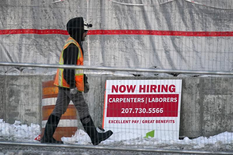 緬因州波特蘭一名建築工人行經工地，勞工部6日公布每周首次申請失業金人數近25萬人。（美聯社）