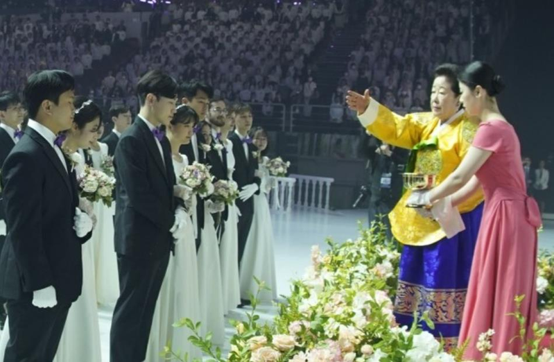 韩国统一教8千对新人集体婚礼 现场戒备森严