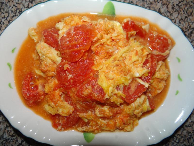 番茄炒蛋常添加过多糖分与盐分。(本报资料照片)
