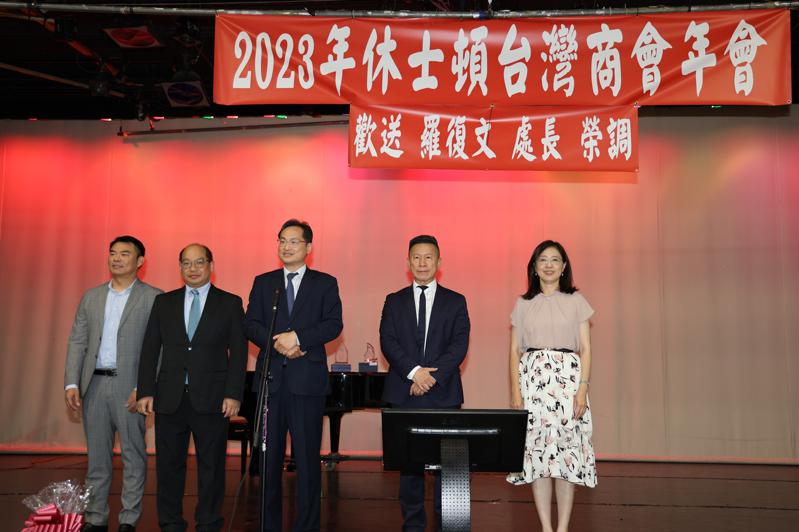 羅復文（左三）率領團隊感謝僑胞支持中華民國。（記者封昌明／攝影）