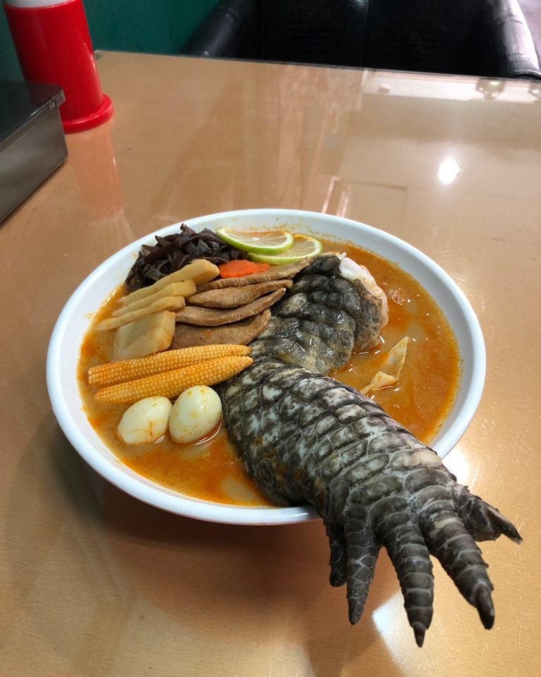 台灣雲林縣一間麵館近來推出「酷斯拉鱷魚拉麵」。（截取自女巫貓葵臉書）