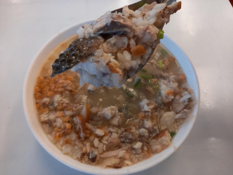 阿堂鹹粥的綜合鹹粥裡有虱目魚肉，魚皮和蚵仔。(本報資料照片)