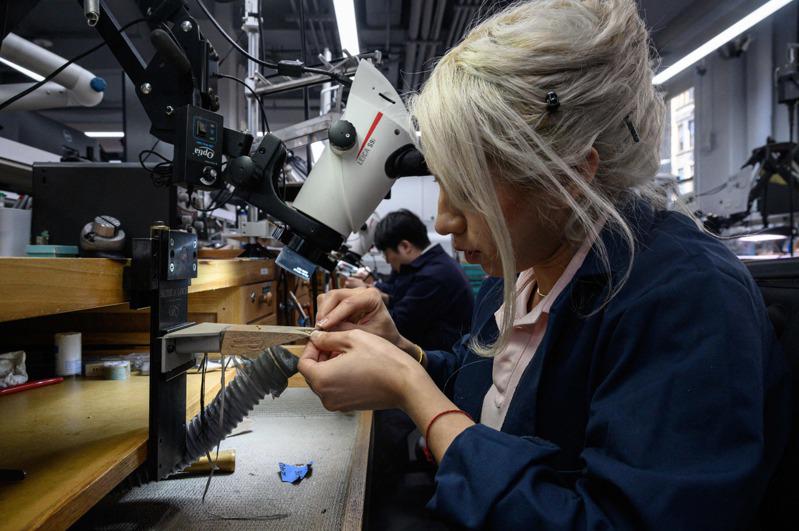 紐約市一名女性勞工在蒂芙尼珠寶店裡打磨一件珠寶，壯年女性參與率在6月高達77.8%，是有紀錄以來最高比率。（Getty Images）