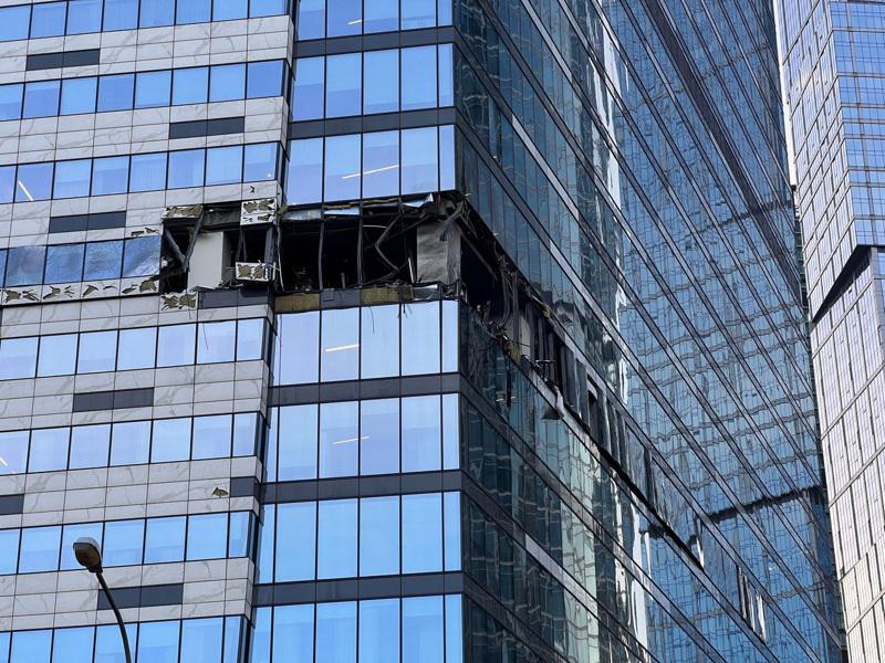 莫斯科市市長索比亞寧30日清晨表示，烏克蘭無人機攻擊莫斯科金融區高樓，有兩棟高樓的正麵受損。圖為其中一棟受損的大樓。(路透)