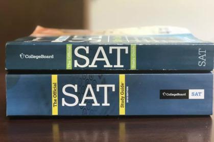 大學理事會出版的官方指南，包含完整的模擬考試練習及SAT真題，也可在可汗學院網站找到。(Getty Images)
