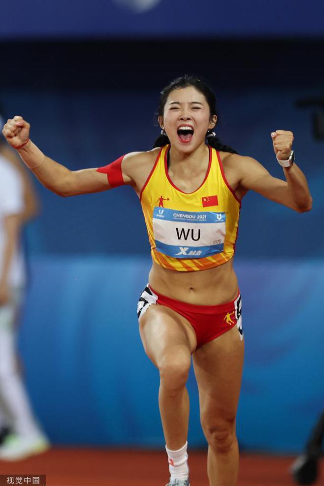 在成都舉行的第31屆世界大學生夏季運動會田徑項目女子100米欄決賽中，中國選手吳艷妮以12秒76的成績奪得亞軍。( 取材自澎湃新聞／視覺中國圖)
