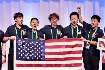 2023國際數學奧林匹克競賽，全部由華裔生組成的美國隊排名團體第二，劉心淘（右二）獲得了滿分。（圖：MAA提供）
