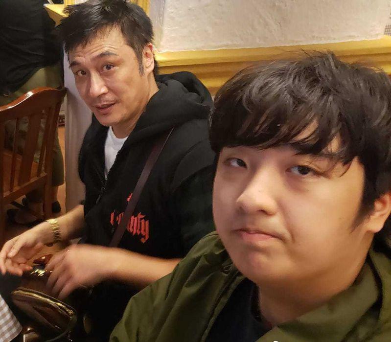 吴镇宇(左)的儿子费曼(右)打算退出微博。(取材自微博)