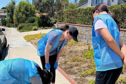核桃市的華人孩子們今年暑期做義工，協助核桃谷水區為居民住家安裝漏水偵測器。（家長提供）