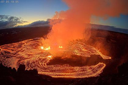 因氣候變遷使夏威夷的天災也隨之增加，致災性的大火頻傳，傳統的海上樂園美名跟著失色。圖為今年7月夏威夷火山爆發，也造成居民住屋的損壞。（美聯社）