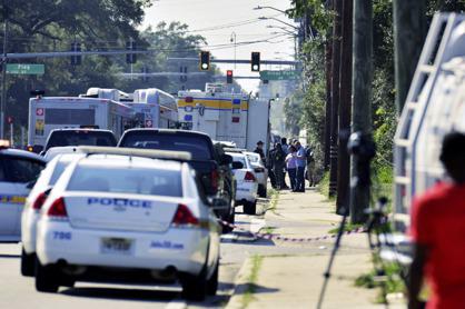 佛羅里達州27日，一名白人男性闖入商店掃射，造成2名男性及1名女性喪生，死者均為非裔，員警證實為種族歧視而起的仇恨犯罪。救護車緊急前往，警方亦於現場圍起封鎖線。（路透）