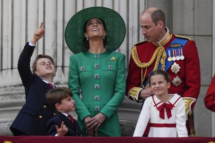 英國前王室廚師透露，喬治王子三兄妹不能在聖誕節等重大節日上與父母同桌吃飯，因為必須先學會禮貌交談。（美聯社）
