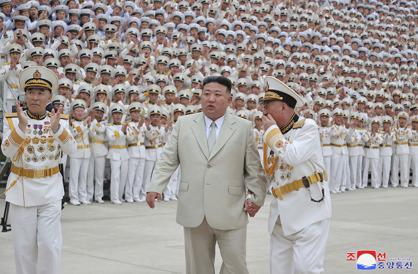 北韓領導人金正恩（中）在海軍節前一日視察海軍司令部，首次用大韓民國的正式名稱稱呼南韓。(美聯社)