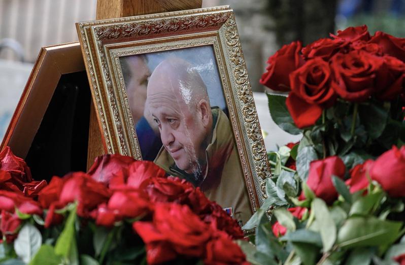 俄國傭兵組織「瓦格納集團」首腦普里格津29日下葬聖彼德堡，墓上擺出其生前相片，攝於30日。(歐新社)