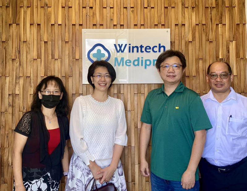駐休士頓台北經濟文化辦事處長蕭伊芳（左二）及經濟組長倪伯嘉（右一）日前拜訪休士頓口罩工廠Wintech Medipro，由該公司CEO張園立（右二）接待。
（Wintech Medipro提供）