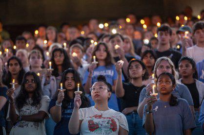 教堂山北卡大學學生及教職員30日晚舉行燭光晚會，悼念28日在校園內被槍殺的華裔副教授嚴資杰。(美聯社)