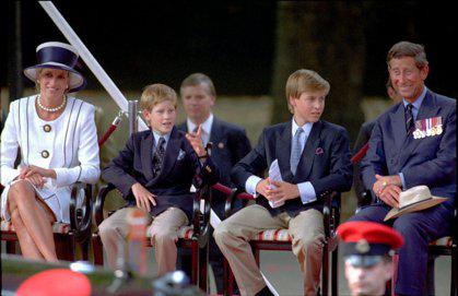 近日一段黛安娜王妃生前音檔曝光，揭露她生下小兒子哈利時，丈夫查理大失所望，說他「原本想要女孩」。1995年，王室一家四口出席活動，由左至右分別為黛安娜、哈利、威廉和查理王子。（美聯社）