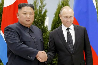 紐約時報4日報導，北韓領導人金正恩本月將訪問俄羅斯海參崴，會晤俄國總統普亭。圖為金正恩（左）與普亭2019年在海參崴會面。（美聯社）