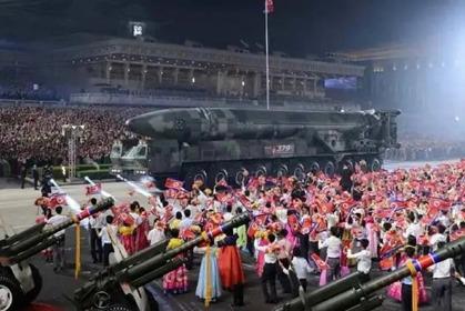 北韓9日凌晨又舉行深夜閱兵，已是今年第三次閱兵，北韓領導人金正恩或藉此尋求內部團結；圖為今年7月27日「戰勝節」的深夜閱兵。（取材自微博）