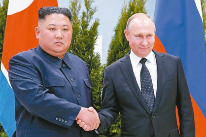 北韓領導人金正恩（左）2019年年4月曾在海參崴會晤俄國總統普亭（右）。（美聯社）