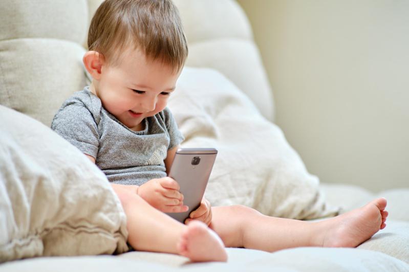 研究指出，一歲寶寶每天待在螢幕前兩個多小時，出現發展遲緩的機率將升高；圖為示意圖。（Getty Images）