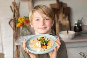 名廚二代光環發威，12歲少年廚師巴迪繼承老爸奧利佛衣缽，入主英國廣播公司烹飪節目。(取自巴迪YouTube頻道)