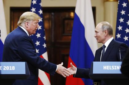 2018年7月，時任美國總統川普（左）與俄國總統普亭（右）在芬蘭赫爾辛基的記者會後握手。（美聯社）