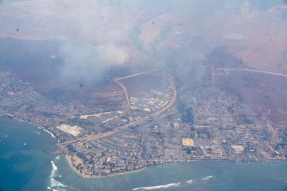 夏威夷茂宜島8月發生野火延燒，天空被霧霾籠罩。(路透)