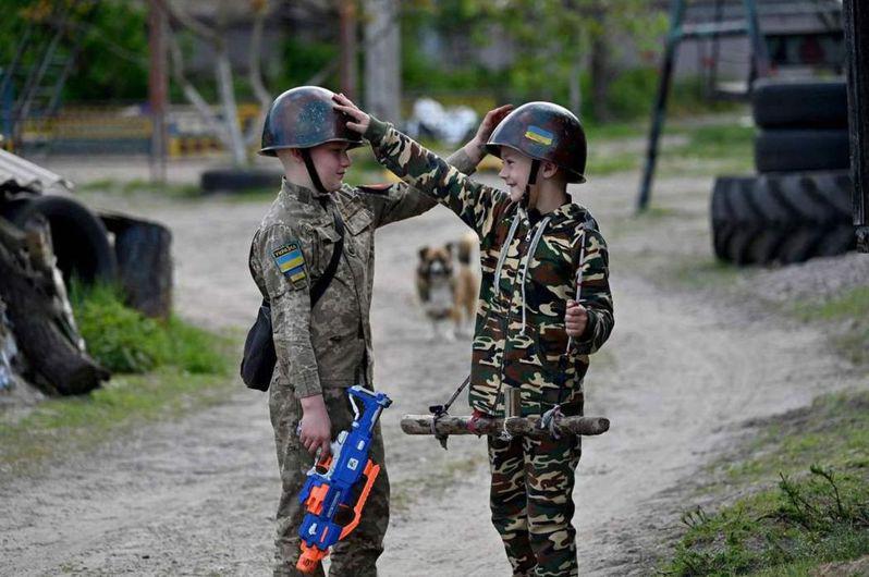 烏克蘭兒童常在街頭玩戰爭遊戲。（Getty Images）