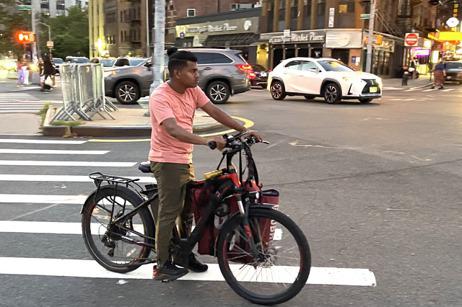 市議會提案，要求外賣平台為外賣郎提供安全電單車。(記者許君達╱攝影)