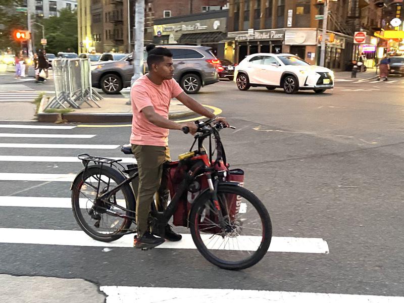 市議會提案，要求外賣平台為外賣郎提供安全電單車。(記者許君達╱攝影)