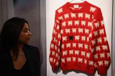 已故英國黛安娜王妃生前穿過具有代表性意義的「害群之馬」毛衣，在蘇富比拍賣中以110萬美元拍出。（Getty Images）