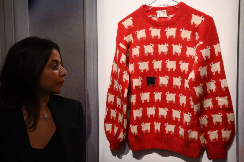 已故英國黛安娜王妃生前穿過具有代表性意義的「害群之馬」毛衣，在蘇富比拍賣中以110萬美元拍出。（Getty Images）