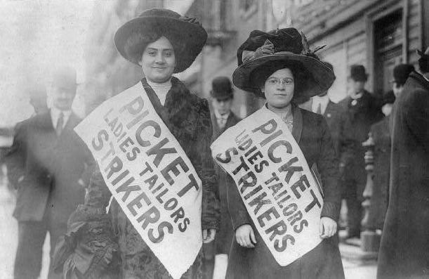 1900年代，紐約市兩名服裝工人在「兩萬人起義」期間參與罷工行動。（取自維基共享資源）