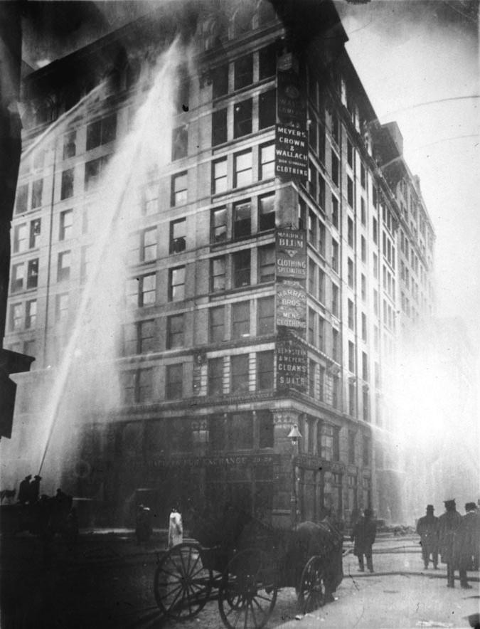 1911年3月25日，紐約三角襯衫工廠火災，消防員噴水救災。（取自維基共享資源）