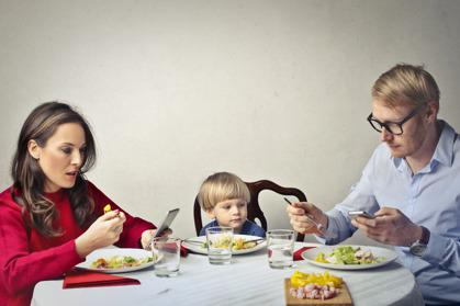 調查發現，美國家長每天平均有五個小時放在電子裝置上，比陪伴孩子的時間還要多。(Getty Images)