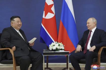 北韓領導人金正恩（左）仍在俄羅斯訪問，克宮發言人指出，與北韓沒有簽署任何協議計畫，圖右為俄羅斯總統普亭（右）。（美聯社）