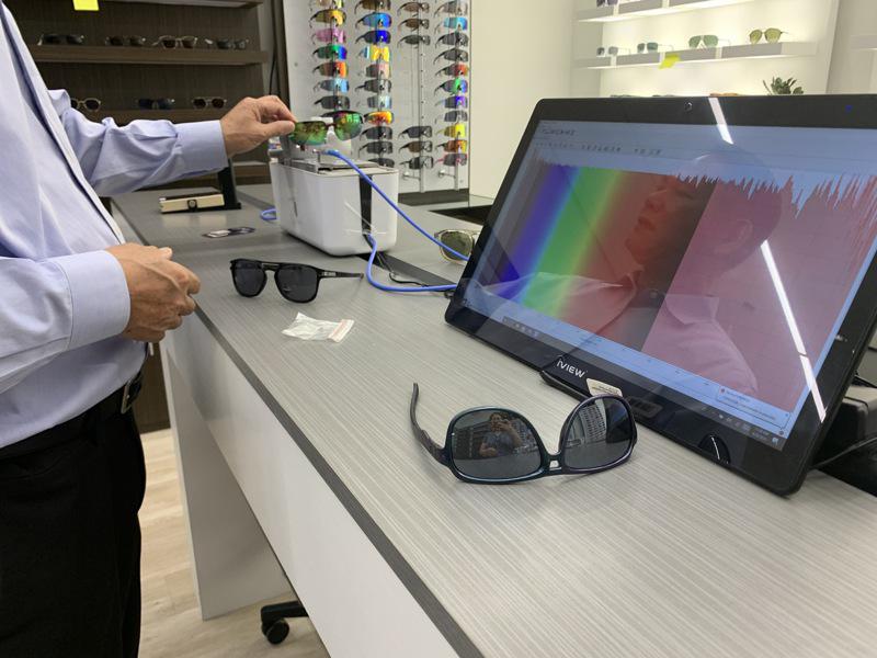 許文義公司有一台機器，專門測量眼睛戴上眼鏡後看到的各種波長。（記者張宏／攝影）