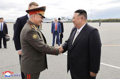 北韓領導人金正恩(右)16日會見俄國防長蕭依古。(Getty Images)