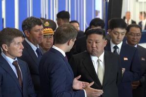 俄羅斯新聞社（RIA）今天報導，北韓領導人金正恩將拜訪多家食品企業，這是他這次訪俄行程的一部分。圖為金正恩（中偏右）在校長（中偏左）的陪同下參觀了位於俄羅斯符拉迪沃斯托克的遠東聯邦大學。（歐新社）
